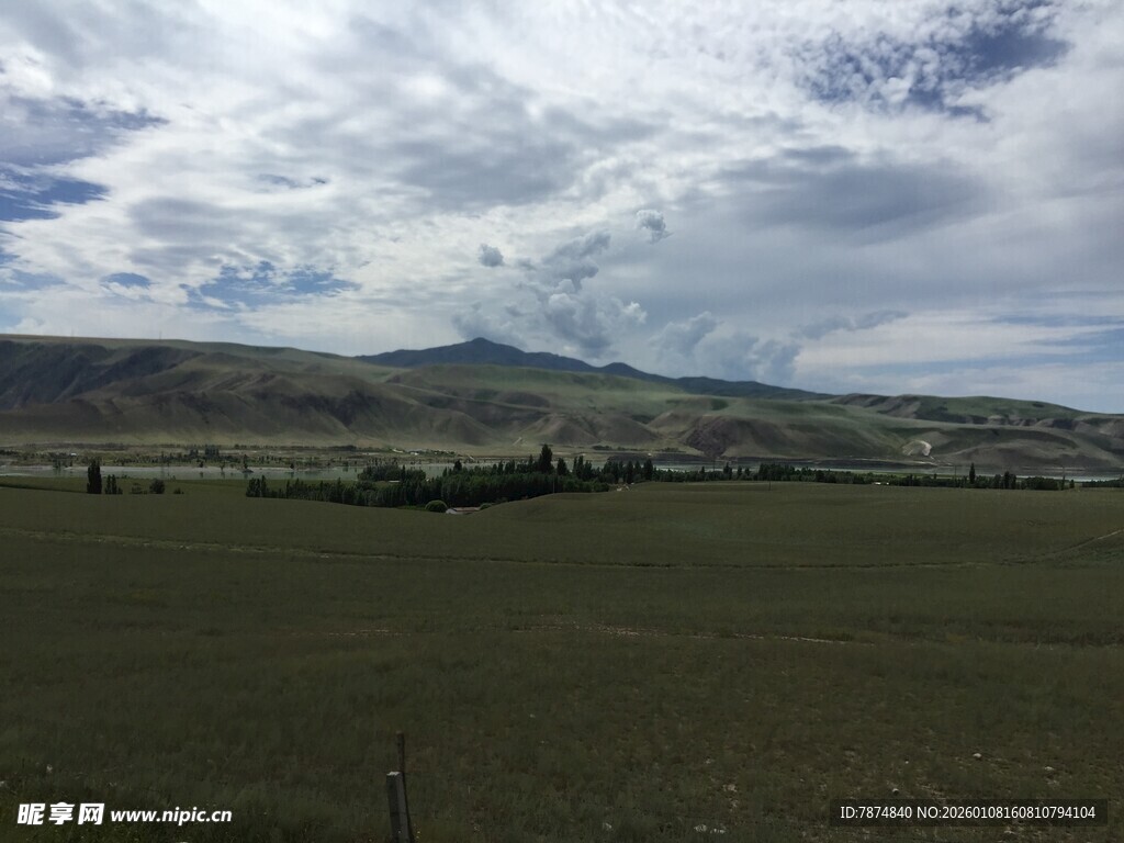 广袤田野与远处山峦风景