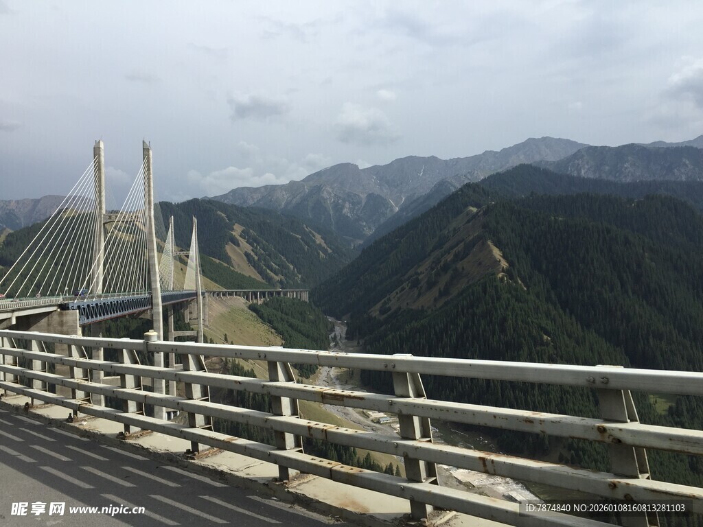 高山间的宏伟桥梁