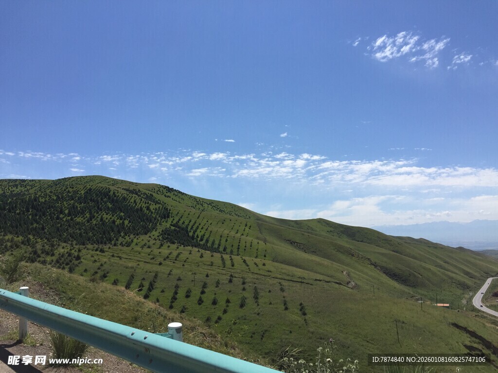 青山蓝天间的公路风景
