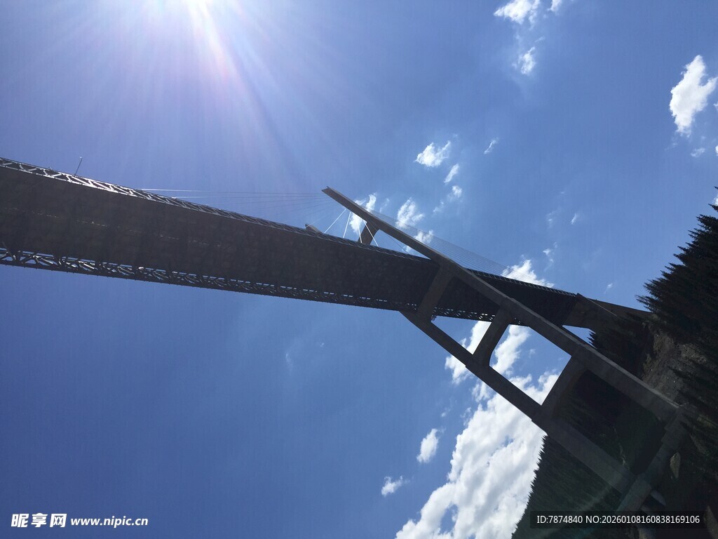 仰视下的宏伟桥梁