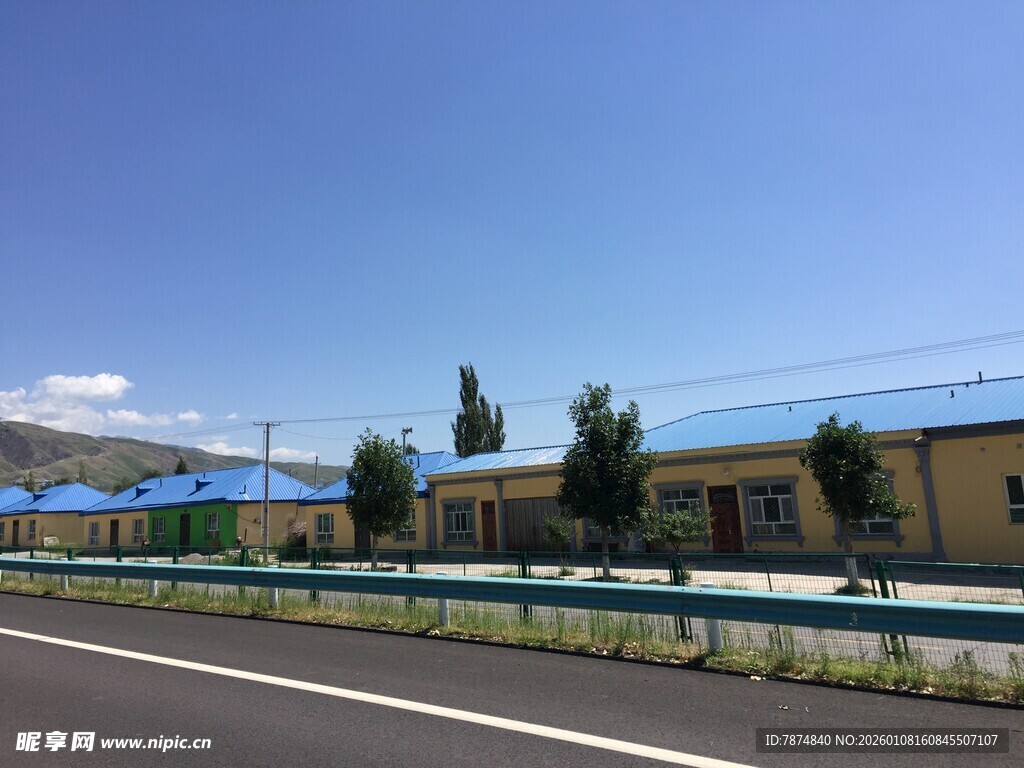 公路旁的建筑物景观