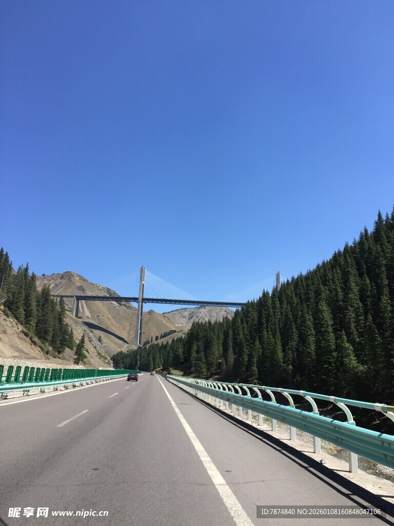 山间公路 蓝天绿树相伴