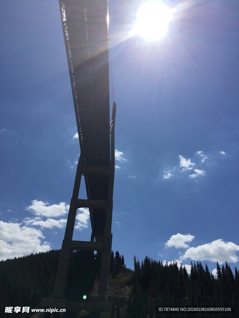 阳光下的桥梁与蓝天白云