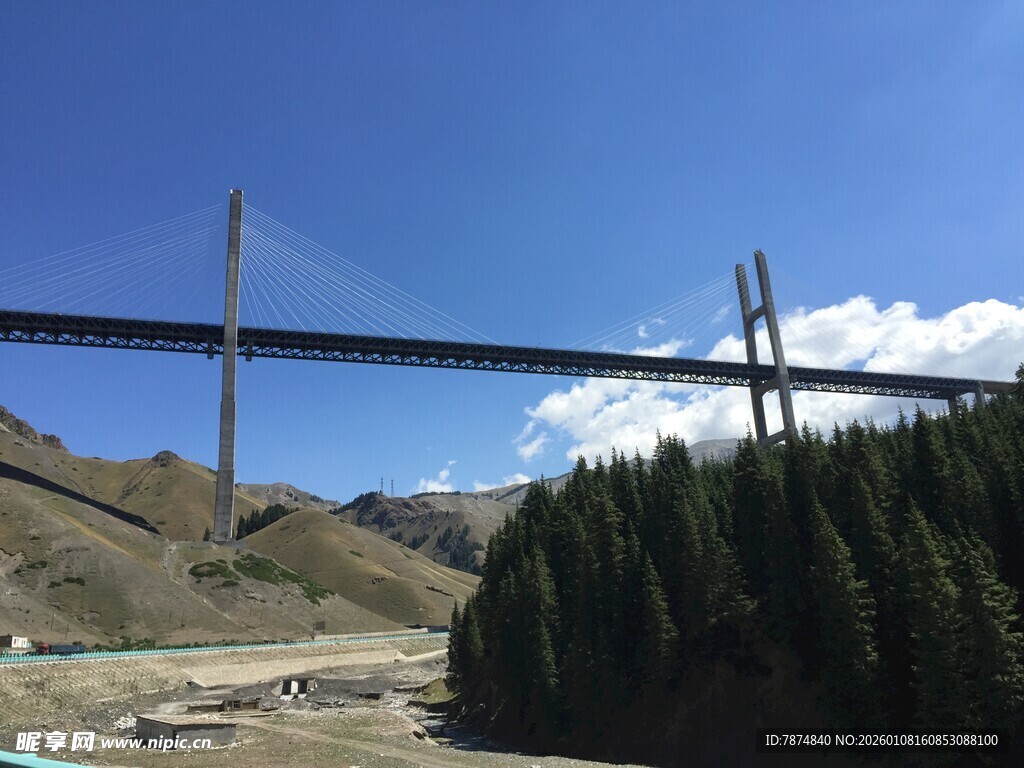 高山上的宏伟桥梁景观