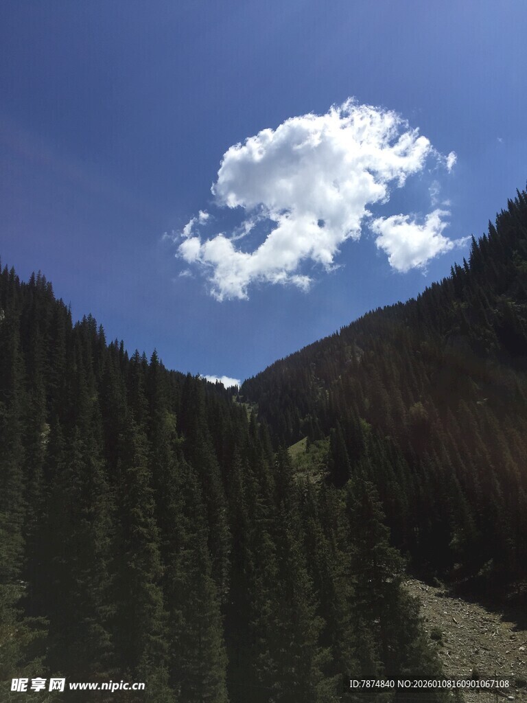 山间蓝天飘着洁白云朵