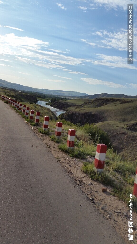 蜿蜒公路旁的旷野风光