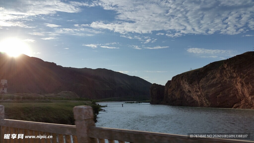 夕阳下的山水美景
