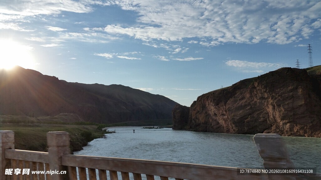 夕阳下的山水美景