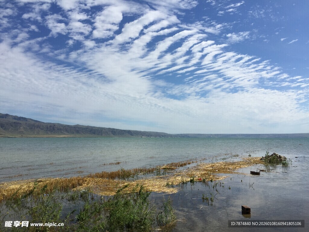 湖畔风光 蓝天白云映绿水