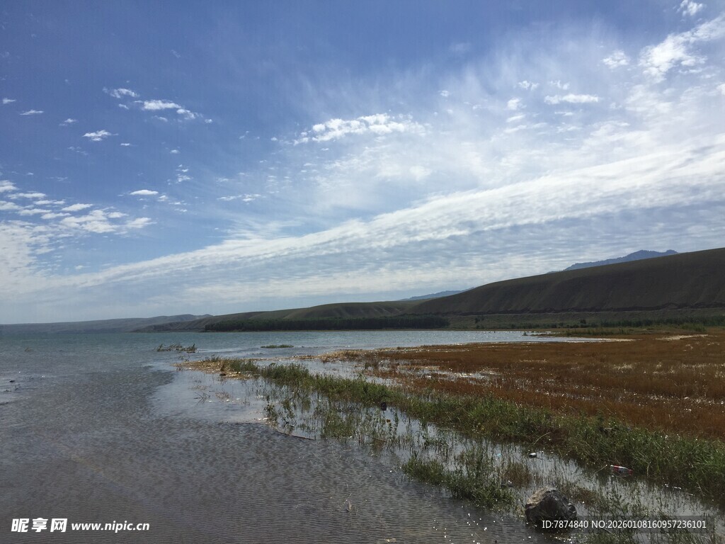 湖畔风光 蓝天白云草地