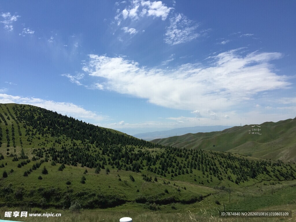 青山蓝天间的美丽自然景观