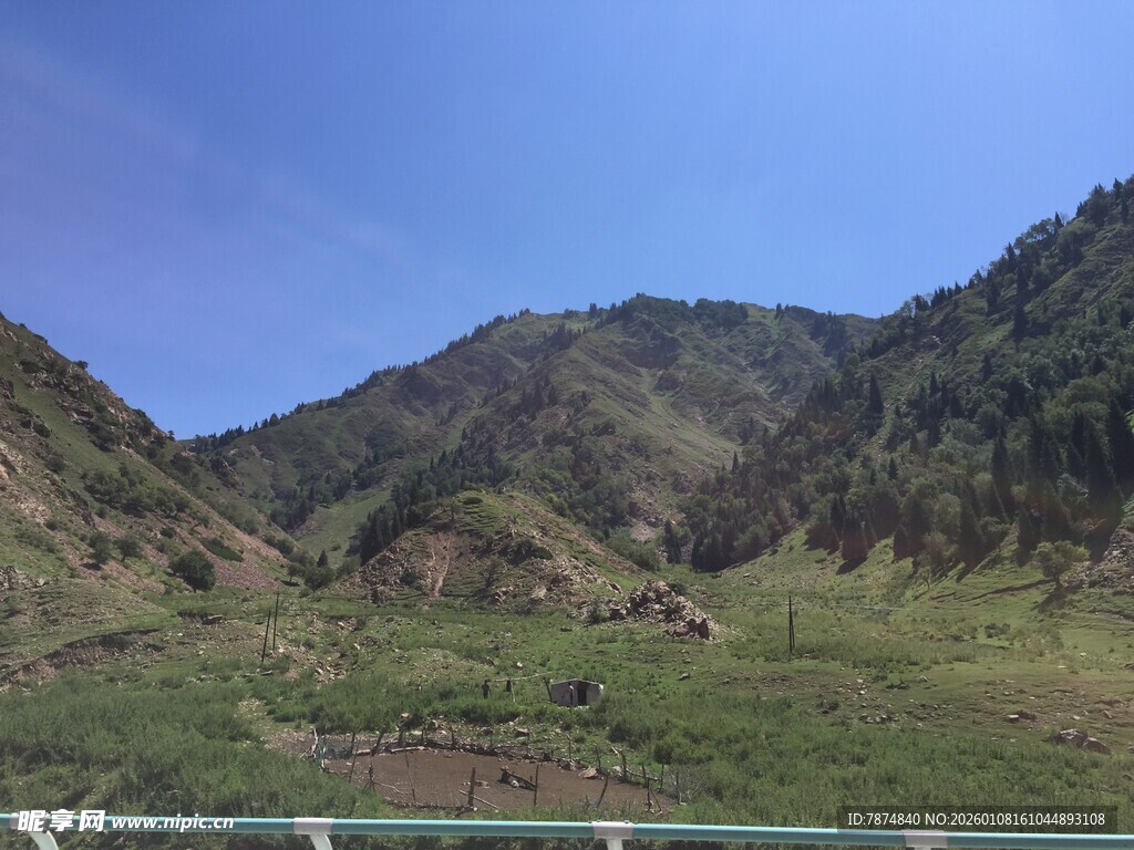 青山绿野间的自然风光