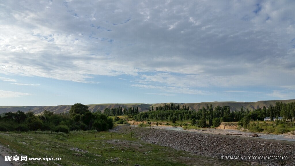 广袤原野上的蓝天白云