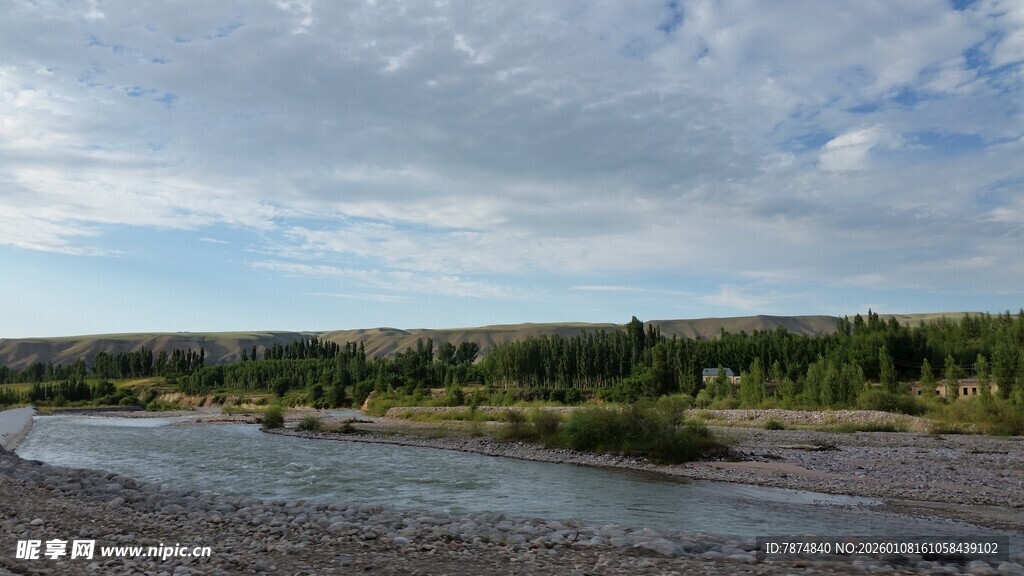 河畔风光 绿意盎然