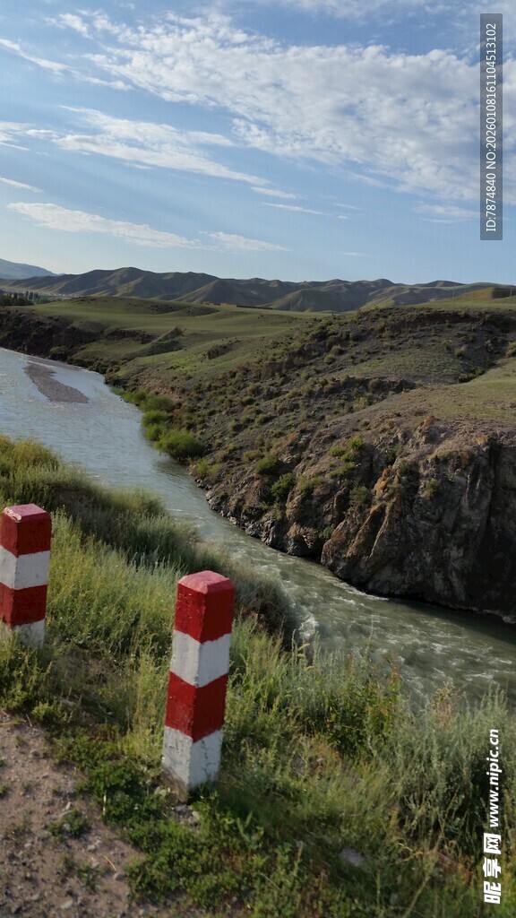 公路旁的红白警示柱与风景