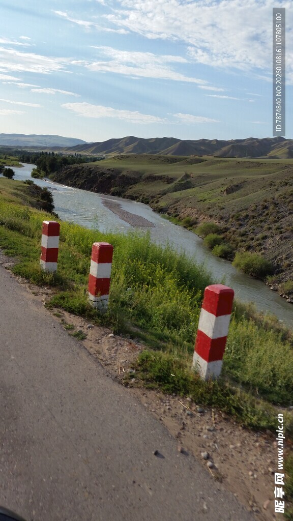 公路旁的红白警示柱