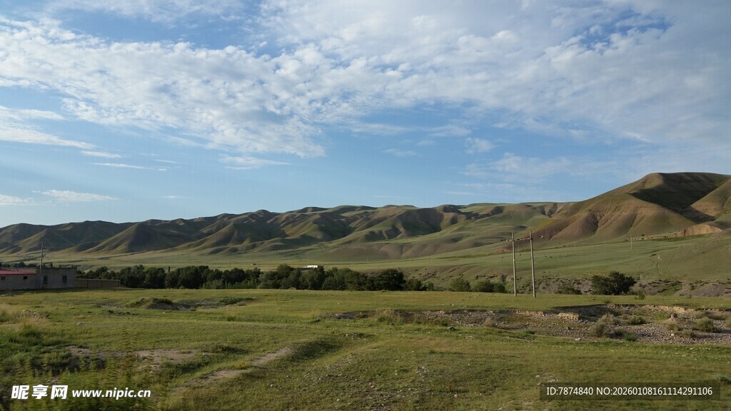 广袤草原与远处山丘景观