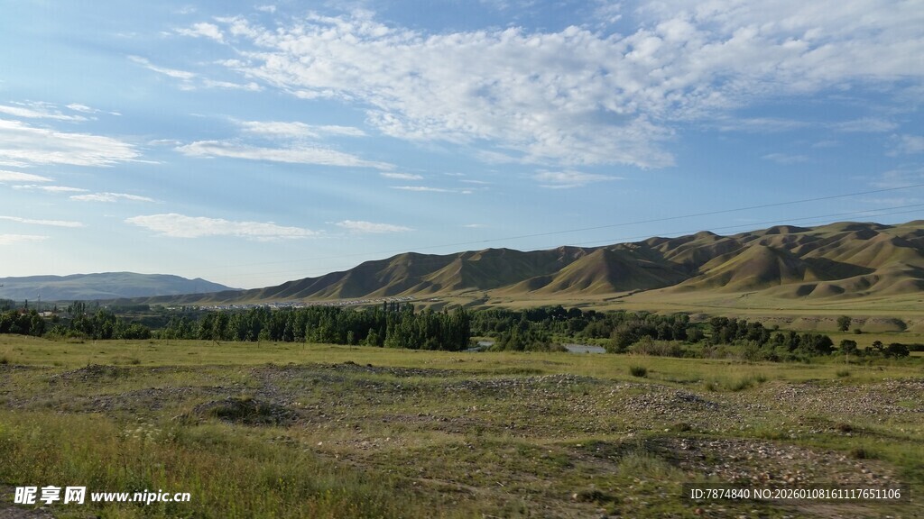 广袤草原与远山风景