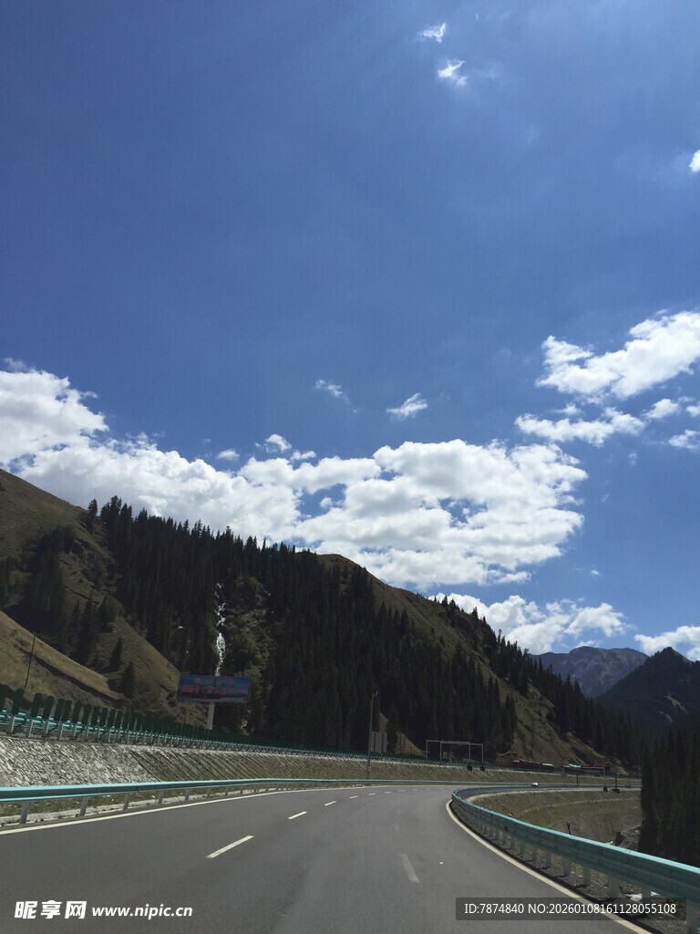 山间公路 蓝天白云美景