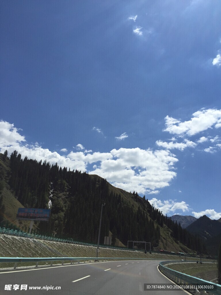 山间公路 蓝天白云美景