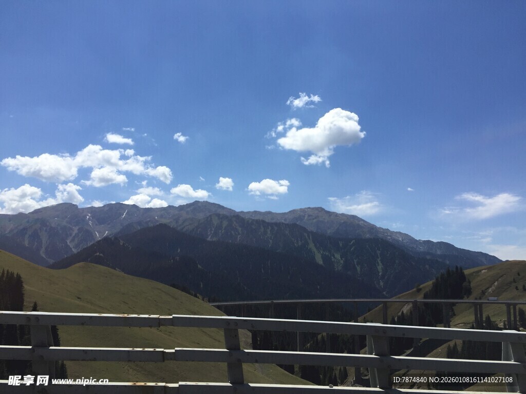 公路边的壮美山景