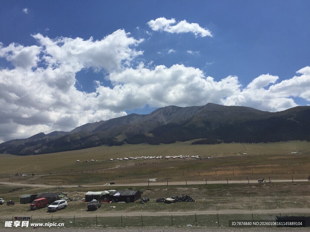 公路边的壮美山川与白云