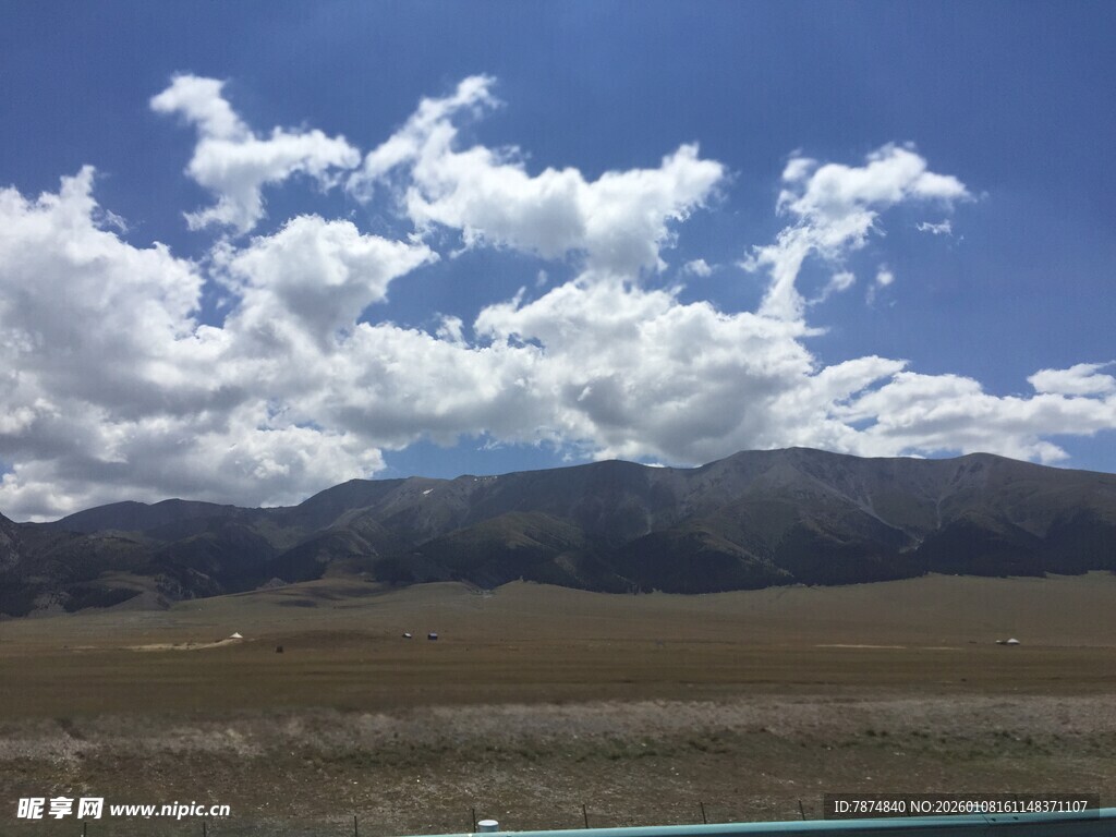 蓝天白云下的广袤原野