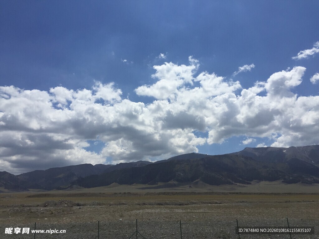 蓝天白云下的广袤原野