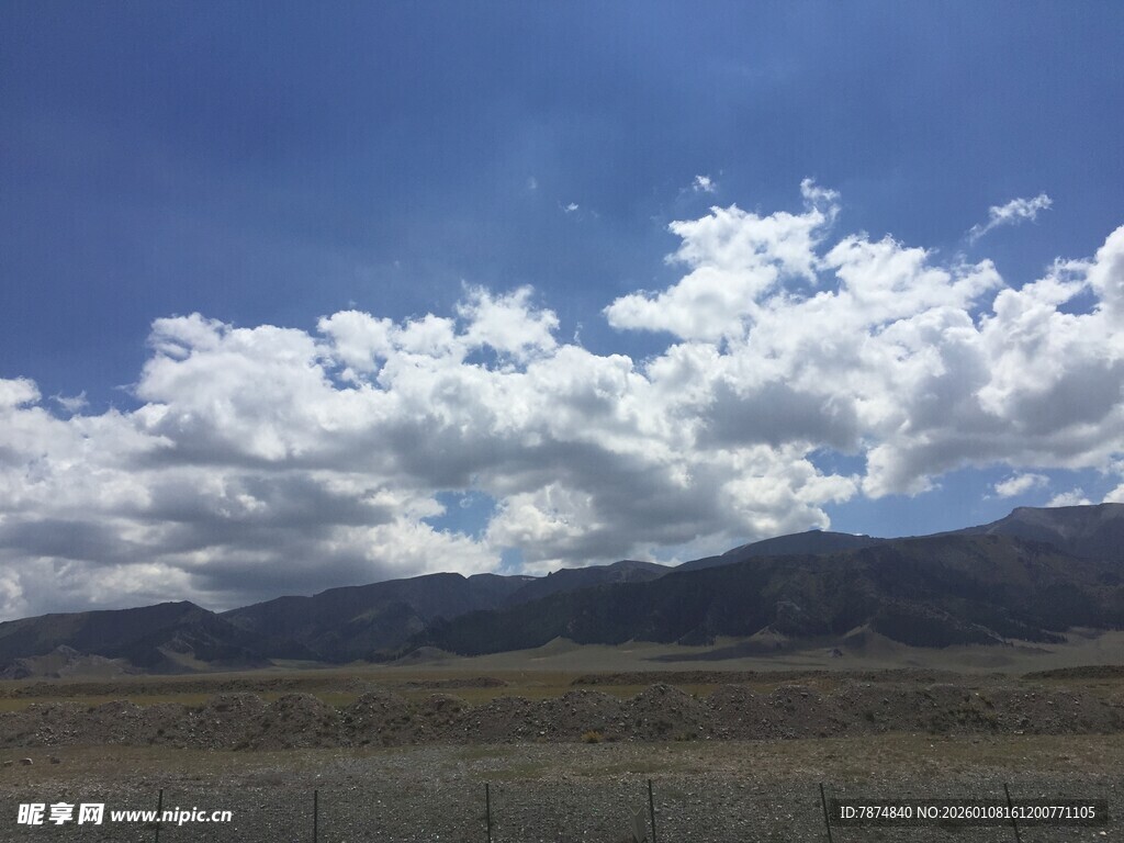 蓝天白云下的远山风景