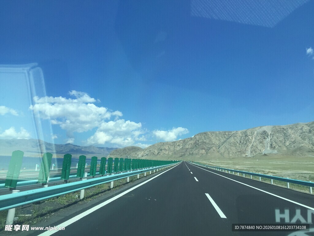 公路驰骋 远山蓝天相伴