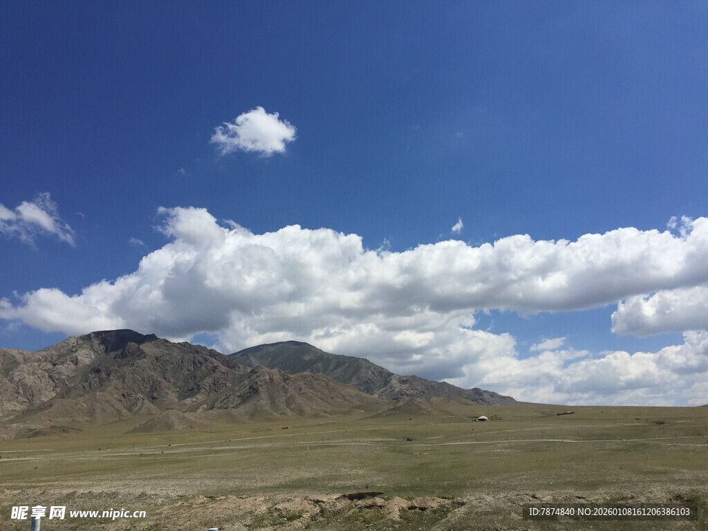 蓝天草原远山壮美风光