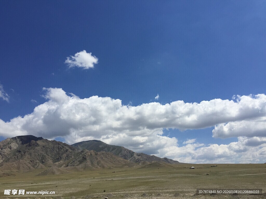 蓝天草原间的壮美山峦