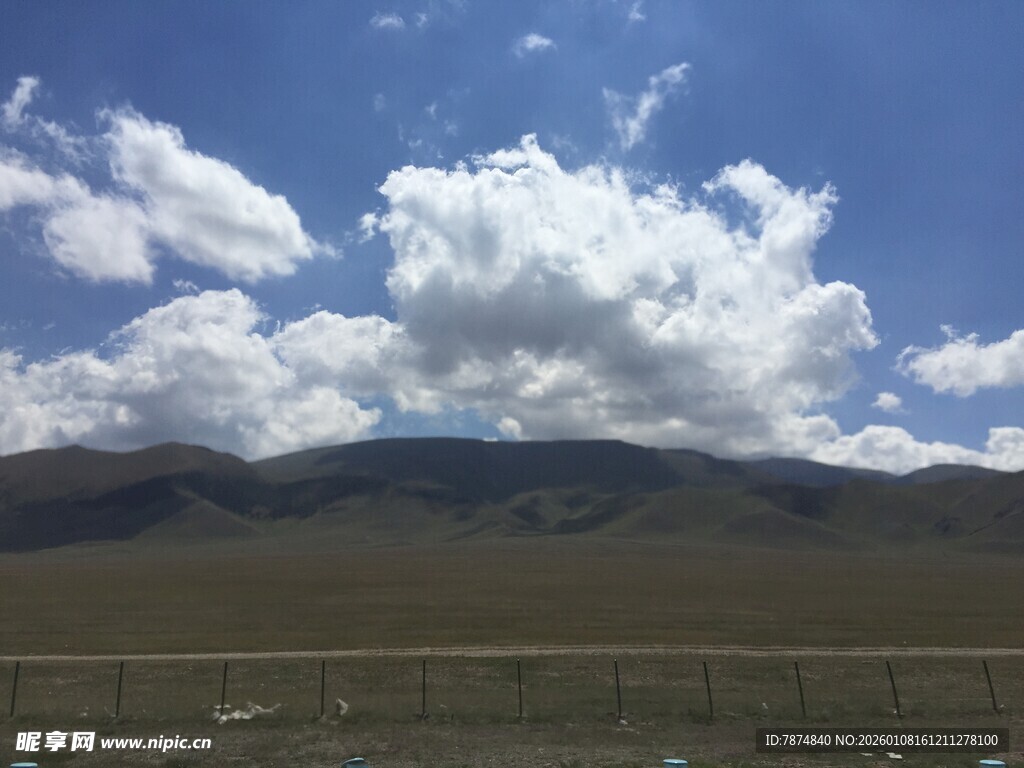 蓝天白云下的广袤原野