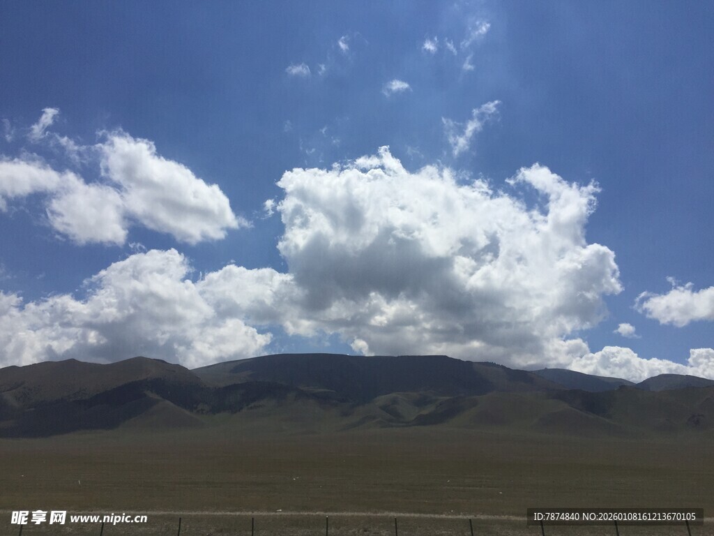 蓝天白云下的壮阔山脉