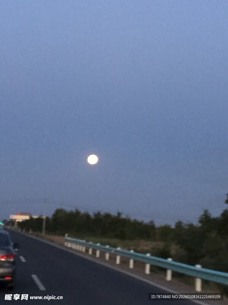 公路月夜行车美景