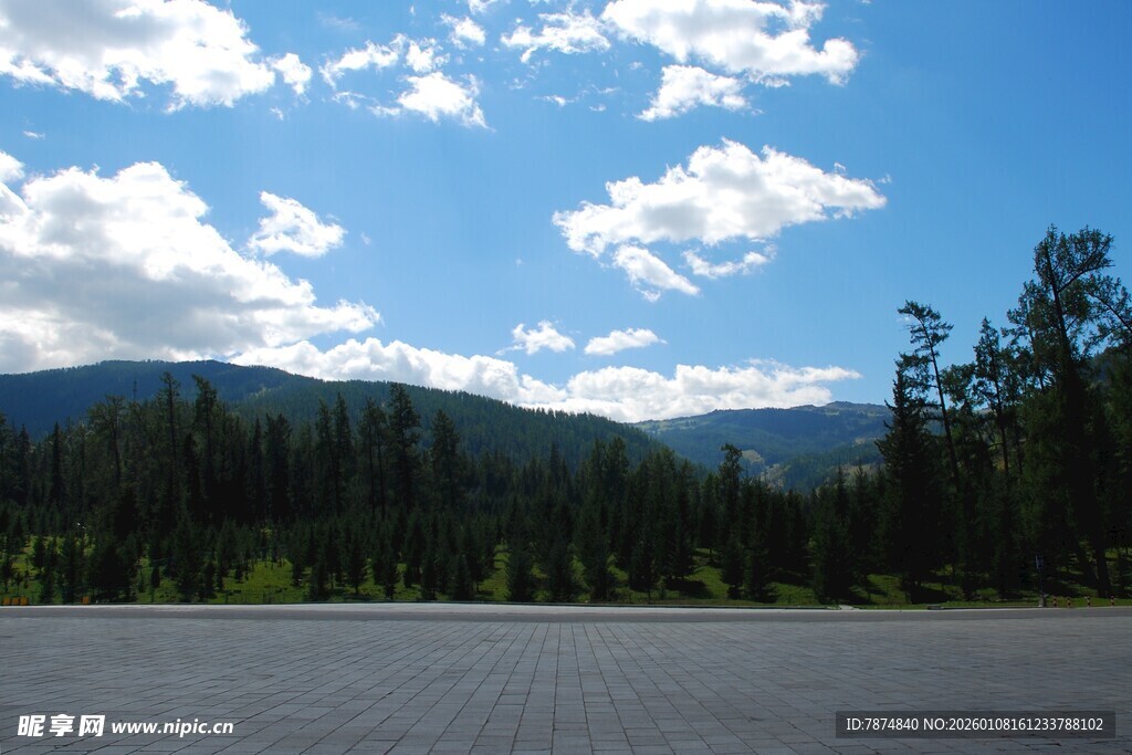 蓝天山林下的开阔路面