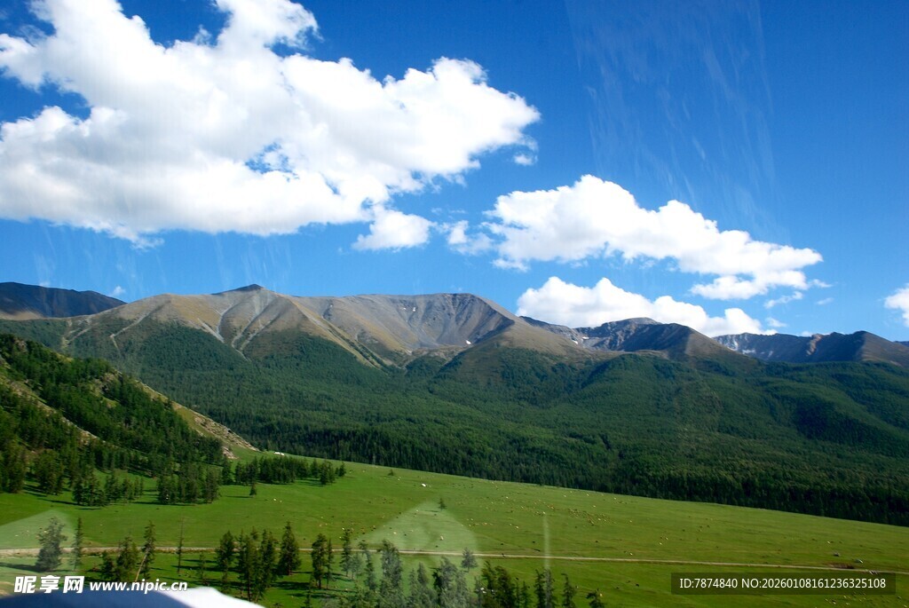 草原山峦蓝天美景如画