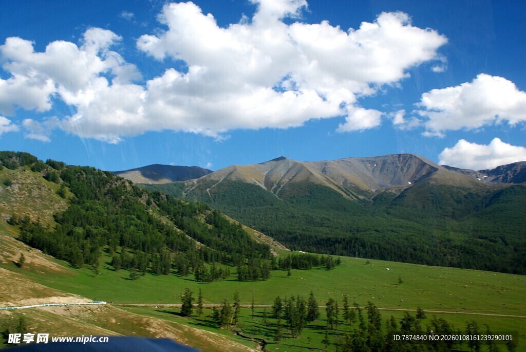 草原山峦间的蓝天白云
