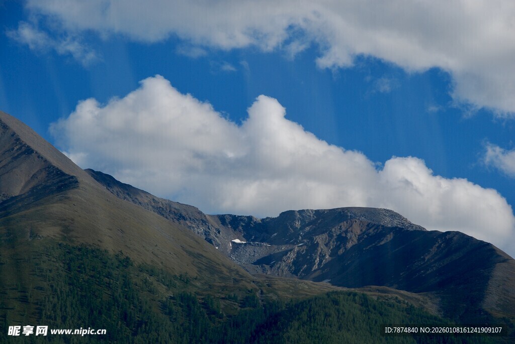 蓝天白云下的壮美山峦