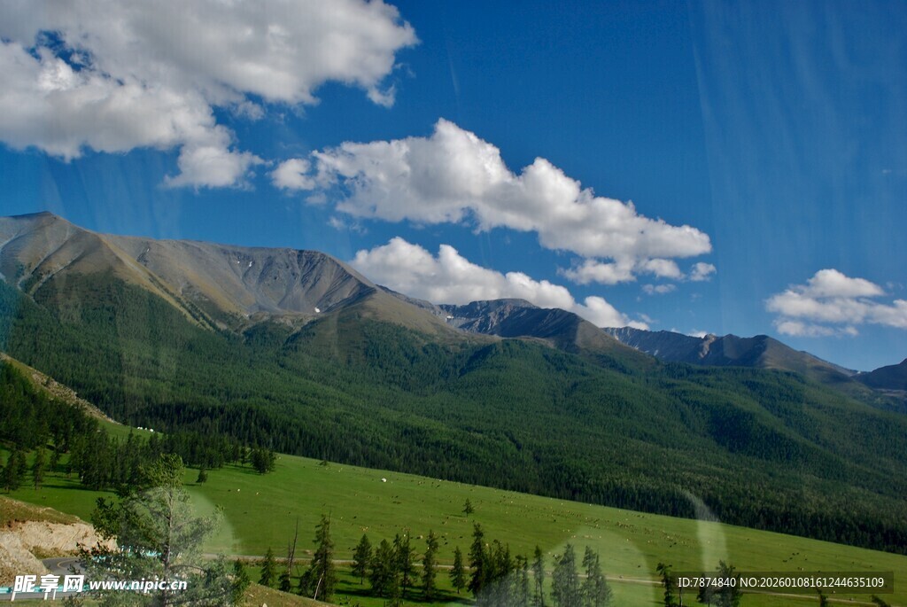 草原山峦间的蓝天白云