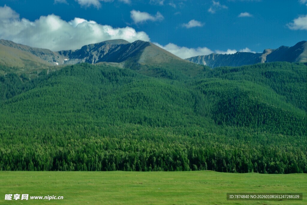 青山绿野间的壮美山景
