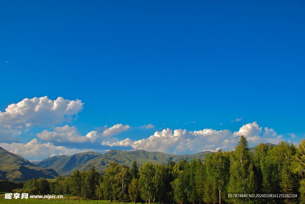 蓝天绿树间的壮美山景