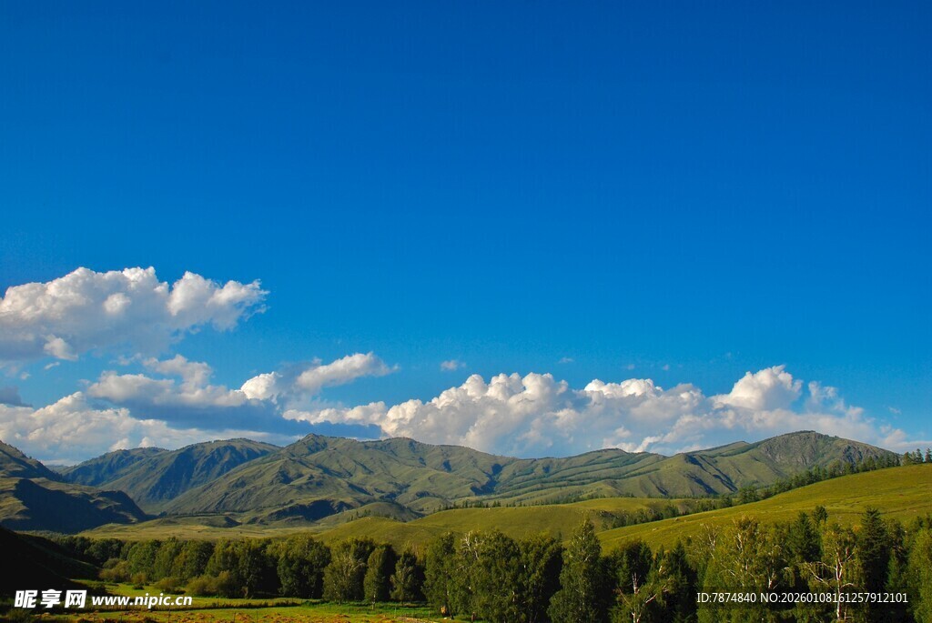 蓝天绿野间的壮美山峦