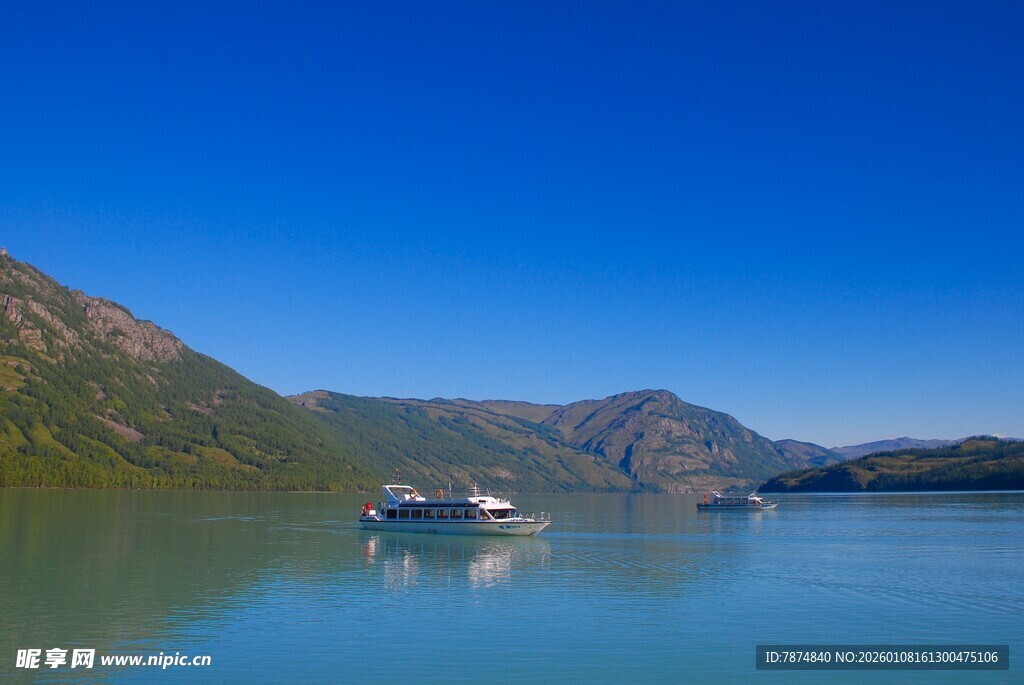 湖光山色中的游船美景