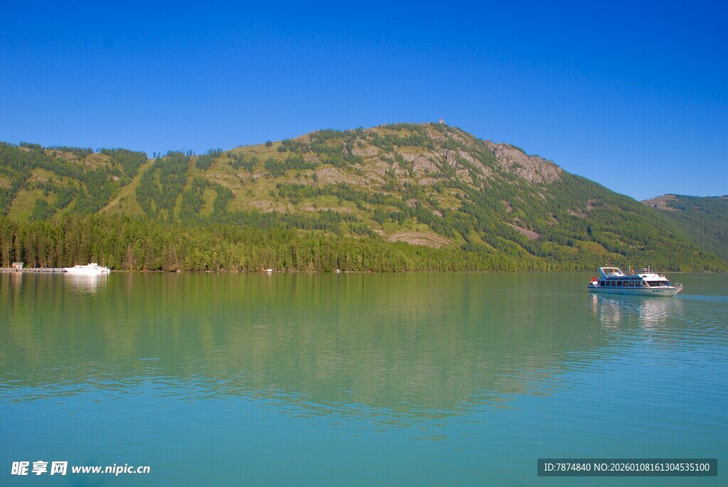 青山绿水间的静谧湖面