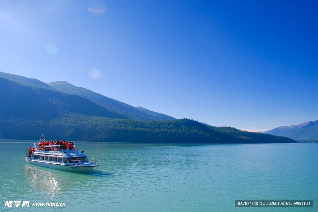 湖上游船赏秀丽山水风光