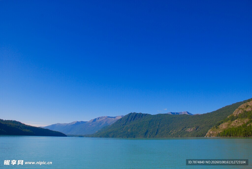 宁静湖景与远山蓝天