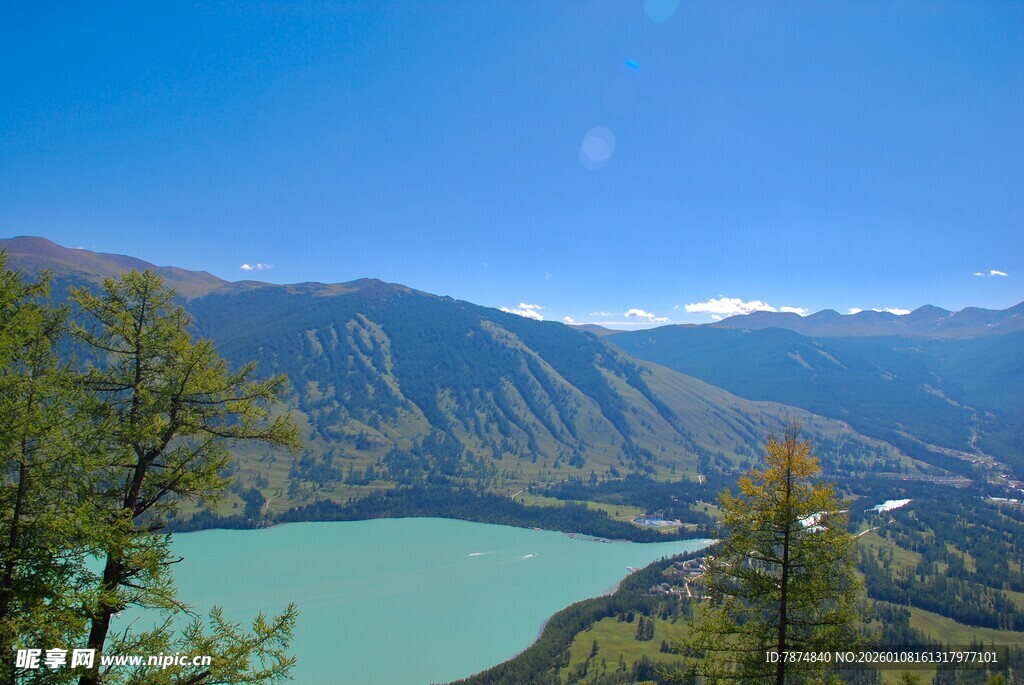 高山环抱的碧绿湖泊