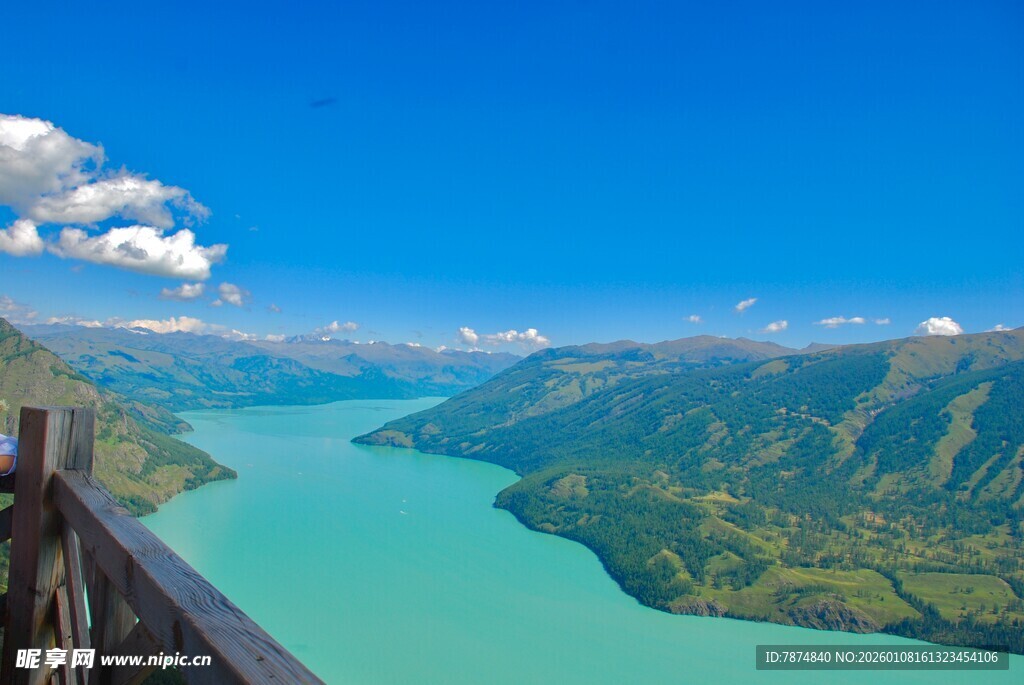 俯瞰碧绿湖水与壮丽山峦