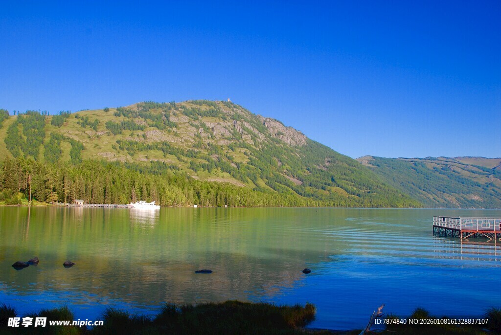 宁静山水间的美丽湖景